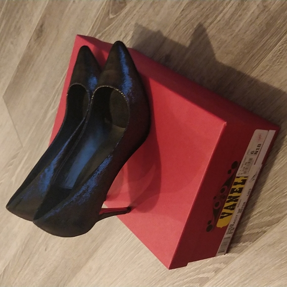 Black pointed toe pumps / heels - Picture 2 of 6